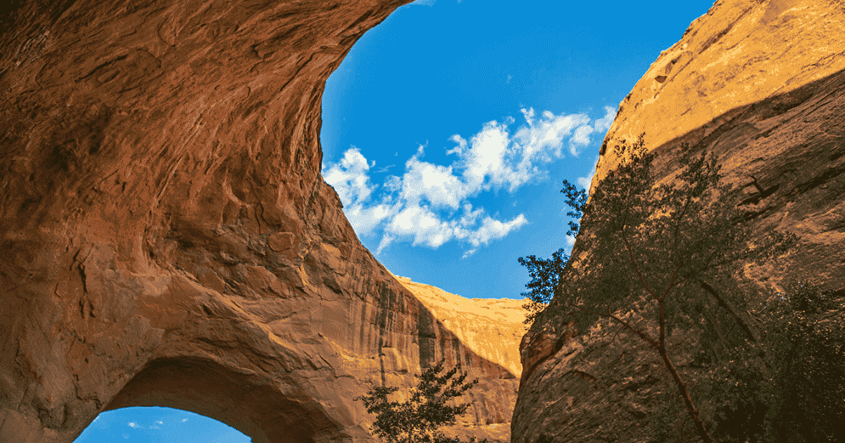 sky looking through coyote gulch backpacking and hiking photography landscape