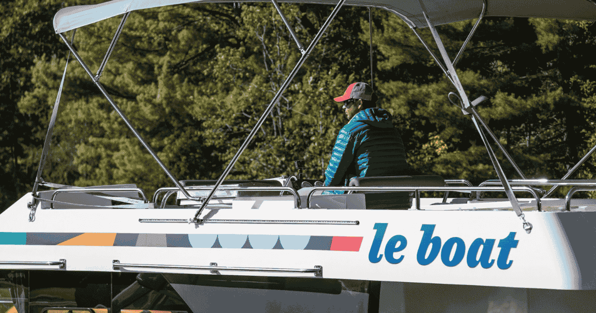 ken driving le boat