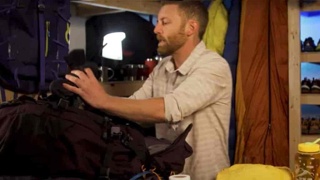 backpacking packing list tip: a top zipper is great to fill the backpack in neatly and adding clothing
