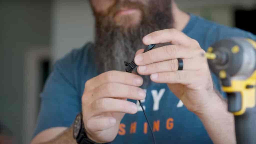Feed the bungee through the hooks like this.
